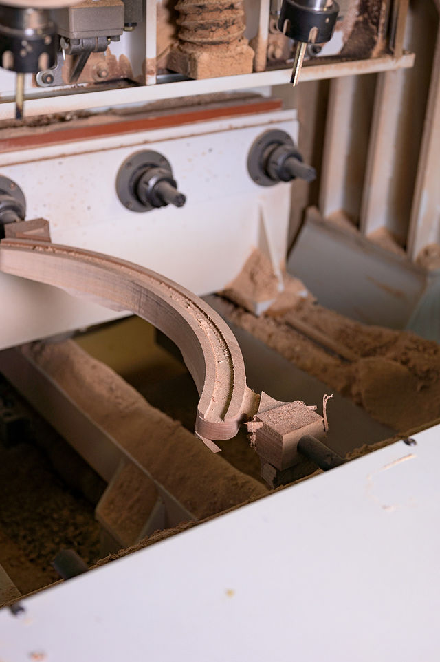 Respaldo curvo de silla en proceso de mecanizado dentro de una máquina CNC