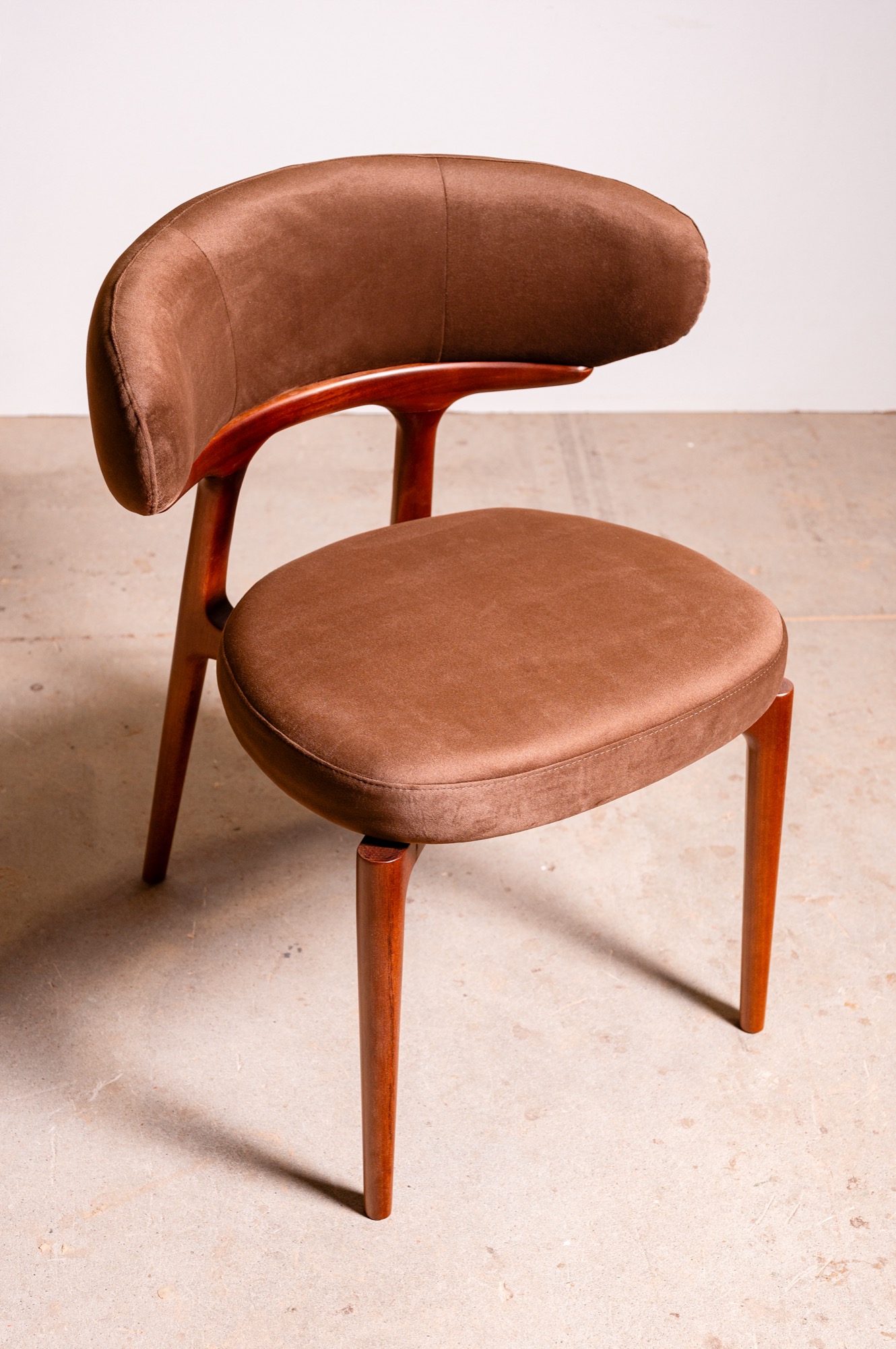 Silla Torcello de madera maciza con asiento y respaldo tapizados en marrón