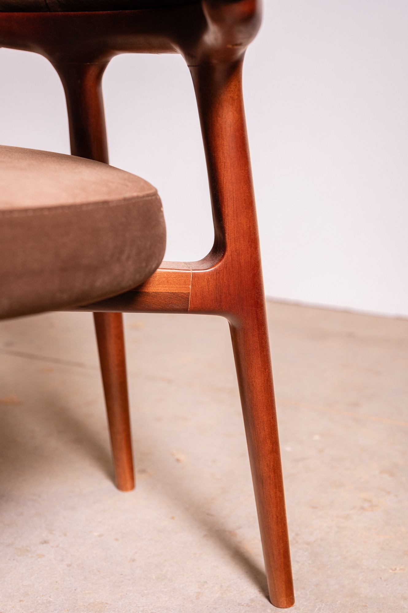 Detalle de la unión entre pata y estructura de la silla Torcello, mecanizada en madera